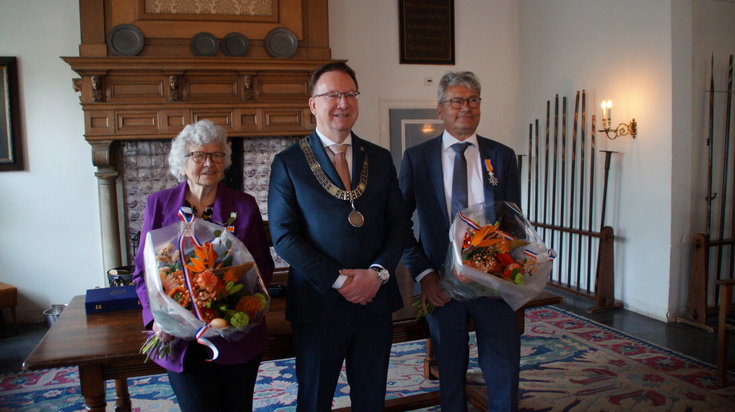 Burgemeester Van Domburg met de ontvangers van de lintjes