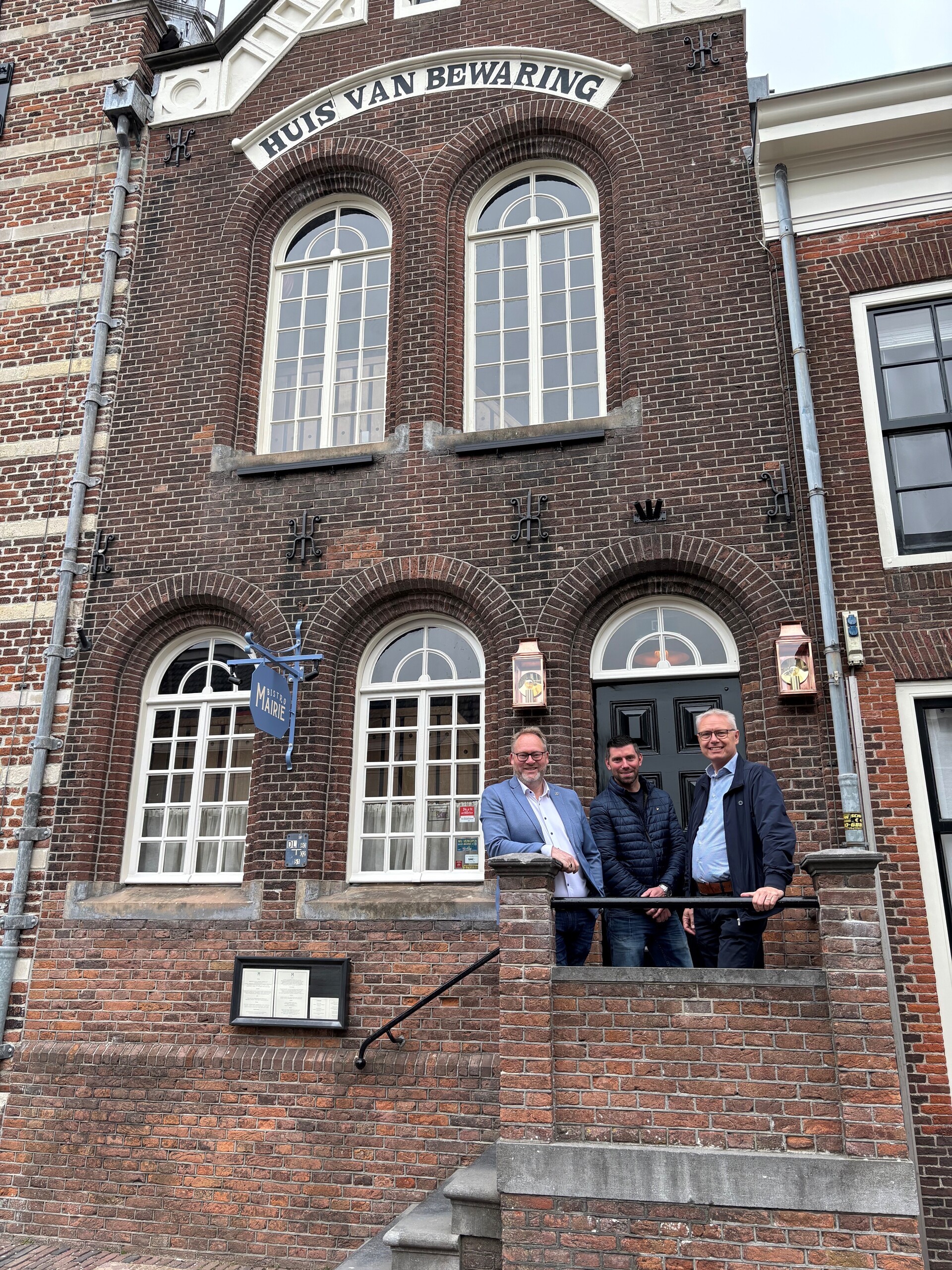 Het Huis van Bewaring aan de Weidstraat 1 in IJsselstein. v.l.n.r.: Wethouder; Edwin Tas, Projectleider vastgoed; Herwin Straver, Wethouder; Peter Bekker.