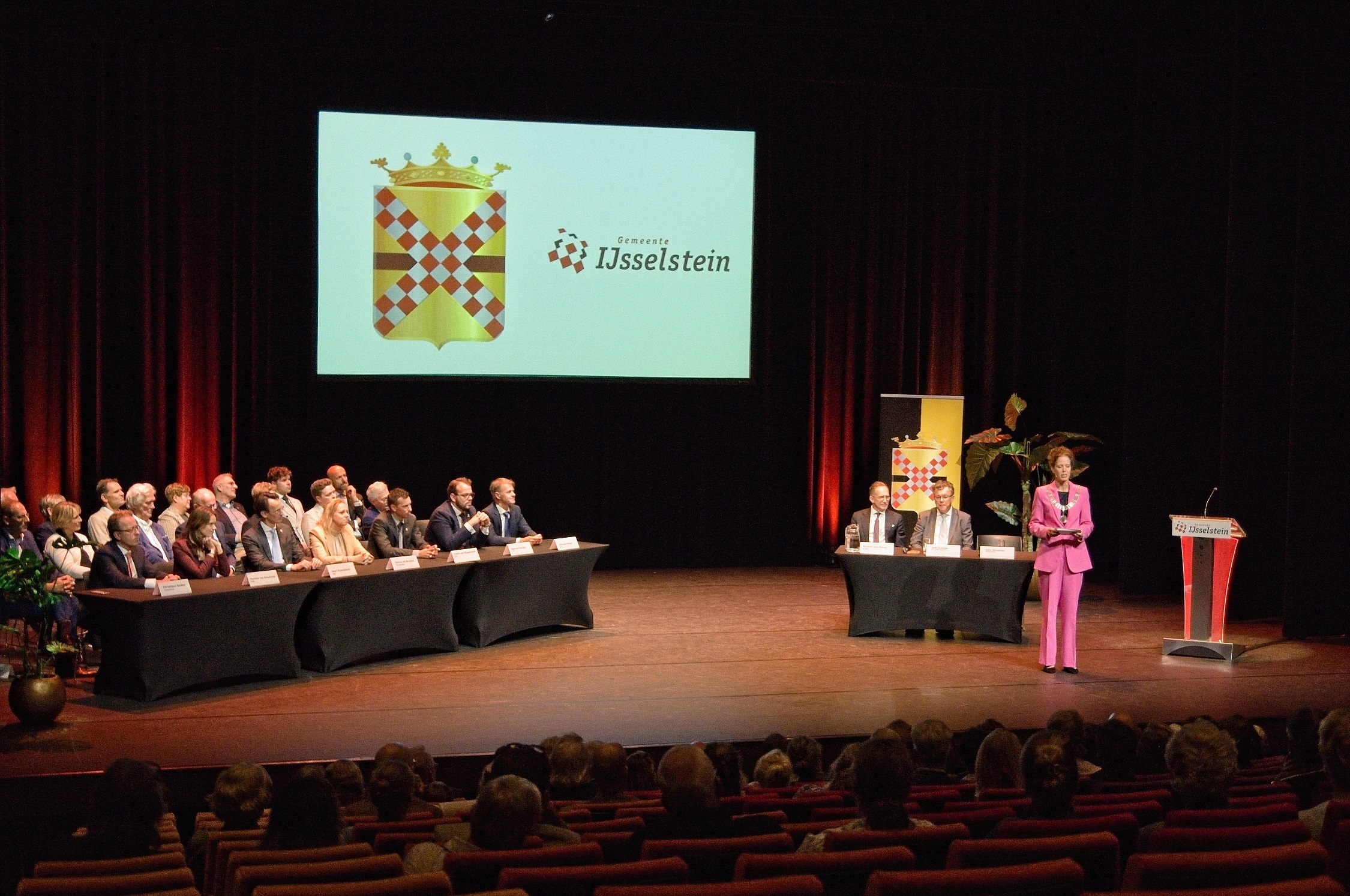 Ester Weststeijn spreekt raad en genodigden toe in haar installatiespeech